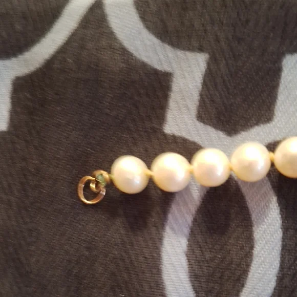 Elegant White Freshwarer Pearl Necklace With 14 Carat Gold Clasp - Picture 7 of 8